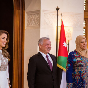 La reine Rania et le roi Abdallah de Jordanie accueillent un groupe de femmes autour d'un déjeuner pour célébrer la Journée internationale des droits des femmes à Amman en Jordanie le 7 mars 2022.