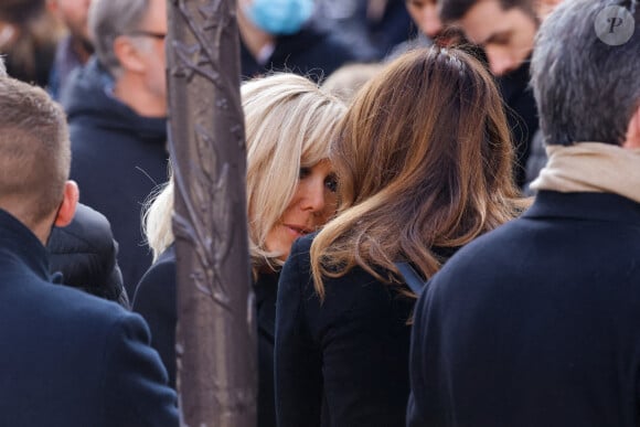 Brigitte Macron, Carla Bruni-Sarkozy - Obsèques de Jean-Pierre Pernaut en la Basilique Sainte-Clotilde à Paris le 9 mars 2022. © Cyril Moreau / Bestimage