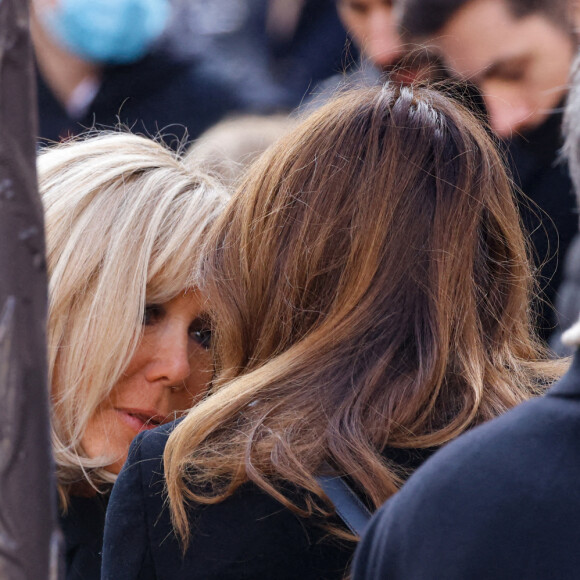 Brigitte Macron, Carla Bruni-Sarkozy - Obsèques de Jean-Pierre Pernaut en la Basilique Sainte-Clotilde à Paris le 9 mars 2022. © Cyril Moreau / Bestimage