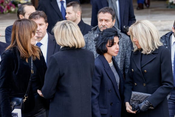 Carla Bruni, Valérie Pécresse, Rachida Dati, Brigitte Macron, Bernard Montiel - Sorties des obsèques de Jean-Pierre Pernaut en la Basilique Sainte-Clotilde à Paris le 9 mars 2022. © Cyril Moreau/Bestimage