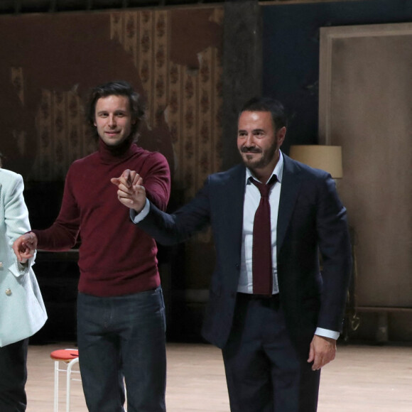 Exclusif - Les comédiens Jérôme Kircher, Ana Blagojevic, Isabelle Carré, le pianiste Tristan Garnier et le comédien José Garcia saluent à la fin de la Pièce - People à la générale de la Pièce "Biographie : Un jeu" au théâtre du Rond-Point à Paris le 8 mars 2022. © Bertrand Rindoff/Bestimage 