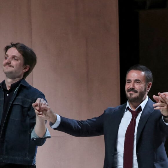 Exclusif - Le pianiste Tristan Garnier, les comédiens Ferdinand Regent-Chappey, José Garcia et Ana Blagojevic saluent à la fin de la Pièce - People à la générale de la Pièce "Biographie : Un jeu" au théâtre du Rond-Point à Paris le 8 mars 2022. © Bertrand Rindoff/Bestimage 