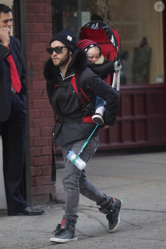 Pete Wentz porte son petit Bronx Mowgli sur le dos pour une petite promenade à New York le 14 janvier 2010
