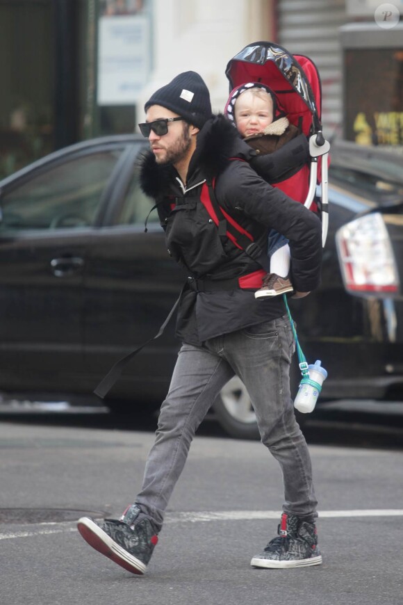 Pete Wentz porte son petit Bronx Mowgli sur le dos pour une petite promenade à New York le 14 janvier 2010
