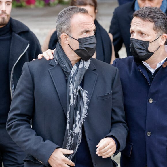 Nikos Aliagas et Arthur Essebag à l'issue des obsèques de Jean-Pierre Pernaut en la Basilique Sainte-Clotilde à Paris le 9 mars 2022. © Cyril Moreau/Bestimage