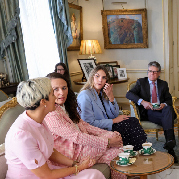 Camilla Parker Bowles, duchesse de Cornouailles, reçoit les membres de l'équipe d'aviron "Team ExtraOARdinary" à Londres, le 8 mars.