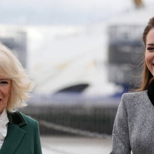 Le prince Charles, prince de Galles, Camilla Parker Bowles, duchesse de Cornouailles, et Catherine (Kate) Middleton, duchesse de Cambridge, arrivent pour une visite à la fondation Trinity Buoy Wharf, un site de formation pour les arts et la culture à Londres, Royaume Uni, le jeudi 3 février 2022.