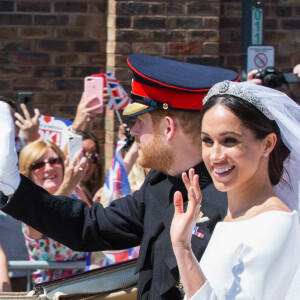 Le prince Harry, duc de Sussex, et Meghan Markle, duchesse de Sussex, en calèche à la sortie du château de Windsor après leur mariage le 19 mai 2018 © Alain Rolland / Imagebuzz / Bestimage