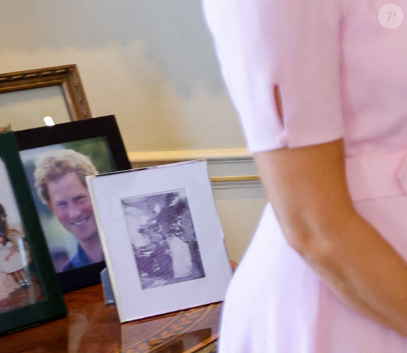 Une nouvelle photo de Meghan Markle et du prince Charles apparaît à Clarence House - Camilla Parker Bowles, duchesse de Cornouailles, reçoit les membres de l'équipe d'aviron "Team ExtraOARdinary" à Londres, le 8 mars.