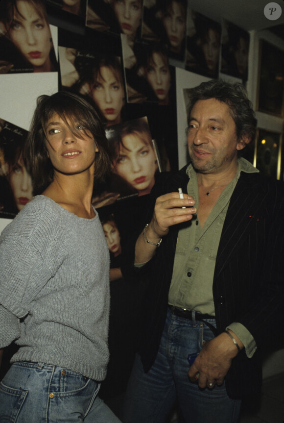 En France, à Paris, Jane Birkin et Serge Gainsbourg dans les locaux de Virgin le 14 octobre 1983.