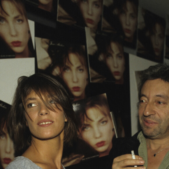 En France, à Paris, Jane Birkin et Serge Gainsbourg dans les locaux de Virgin le 14 octobre 1983.