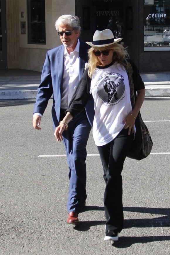 Rosanna Arquette se promène avec son mari Todd Morgan dans les rues de Beverly Hills. Le 18 octobre 2017.