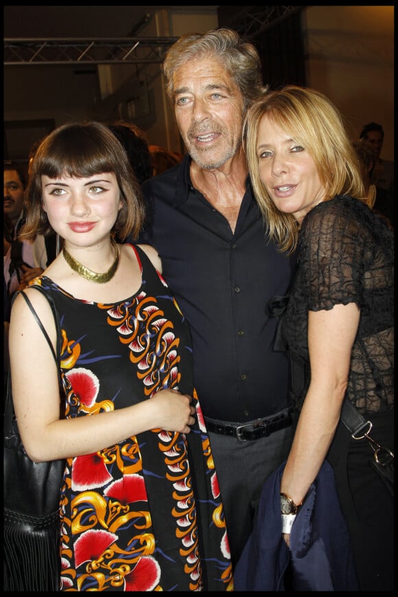 Rosanna Arquette avec son compagnon Todd Morgan et sa fille Zoe Sidel - Défilé Stéphane Rolland au Théâtre national de Chaillot. Paris. 2010.