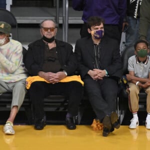 Lou Adler, Jack Nicholson, Lil Wayne et son fils au match de basket des Lakers contre les Warriors au Staples Center à Los Angeles le 19 octobre 2021