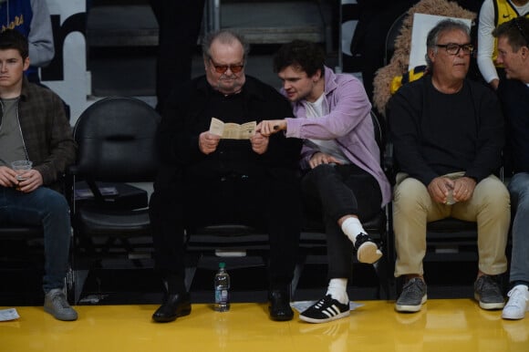 Jack Nicholson et son fils Ray Nicholson assistent au match de basket des Lakers contre the Golden State Warriors au Staples Center à Los Angeles, le 22 janvier 2019.