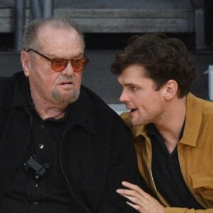 Jack Nicholson regarde un match des Lakers avec son fils Ray au Staples Center à Los Angeles.