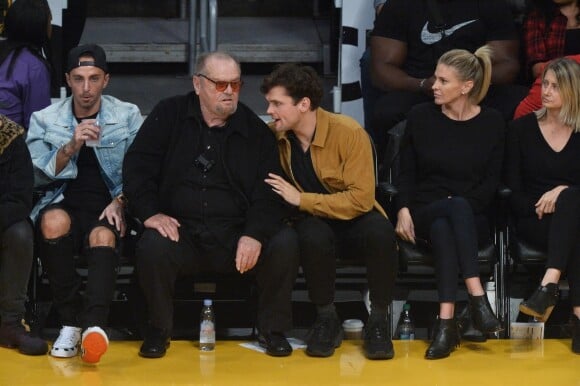 Jack Nicholson regarde un match des Lakers avec son fils Ray au Staples Center à Los Angeles.