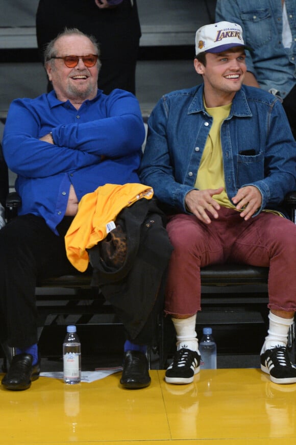 Jack Nicholson discute et plaisante avec son fils Ray Nicholson pendant le match de basket des Lakers vs. Clippers au Staples Center à Los Angeles.