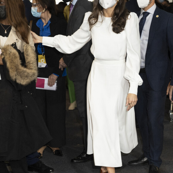 La reine Letizia d'Espagne visite l'Ifema à l'occasion de la 75 ème Mercedes-Benz Fashion Week à Madrid, le 11 mars 2022.