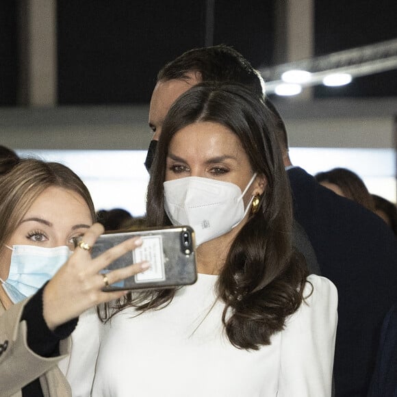 La reine Letizia d'Espagne visite l'Ifema à l'occasion de la 75 ème Mercedes-Benz Fashion Week à Madrid, le 11 mars 2022.