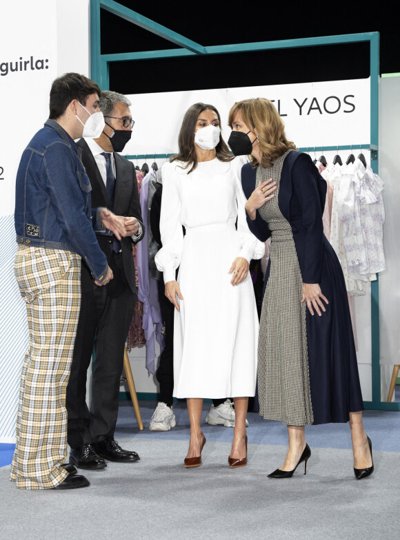 La reine Letizia d'Espagne visite l'Ifema à l'occasion de la 75 ème Mercedes-Benz Fashion Week à Madrid, le 11 mars 2022.