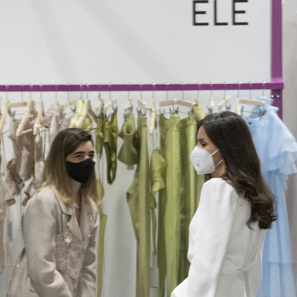 La reine Letizia d'Espagne visite l'Ifema à l'occasion de la 75 ème Mercedes-Benz Fashion Week à Madrid, le 11 mars 2022.