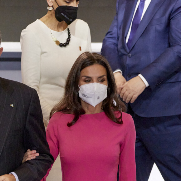Le roi Felipe VI et la reine Letizia d'Espagne lors de la cérémonie de présentation des "Gold Medals for Merit in Fine Arts 2022" à Pampelune. Le 2 mars 2022