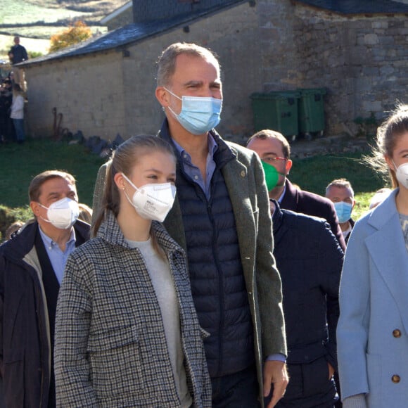 Le roi Felipe VI, la reine Letizia, la princesse Leonor, princesse des Asturies et l'infante Sofia d'Espagne - La famille royale d'Espagne rencontre les habitants de la ville Santa María del Puerto de Somiedo qui a reçu un prix "Princesse des Asturies 2021" le 23 octobre 2021. © Mercedes Menendez/Pacific Press/Bestimage