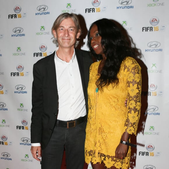 Gilles Verdez et sa compagne Fatou - Soirée de lancement du jeu vidéo "FIFA 2016" au Faust à Paris, le 21 septembre 2015.