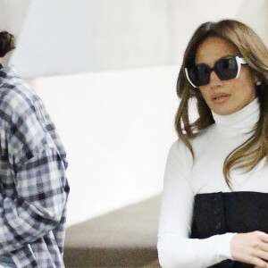 Jennifer Lopez et son compagnon Ben Affleck arrivent à un rendez-vous à Los Angeles le 26 février 2022. 