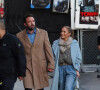 Ben Affleck et sa compagne Jennifer Lopez arrivent au Capitan Entertainment Center main dans la main à Hollywood le 15 décembre 2021. 