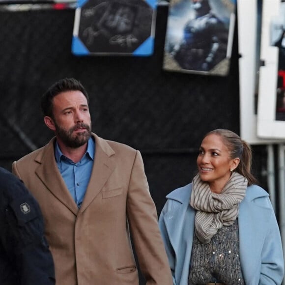 Ben Affleck et sa compagne Jennifer Lopez arrivent au Capitan Entertainment Center main dans la main à Hollywood le 15 décembre 2021. 