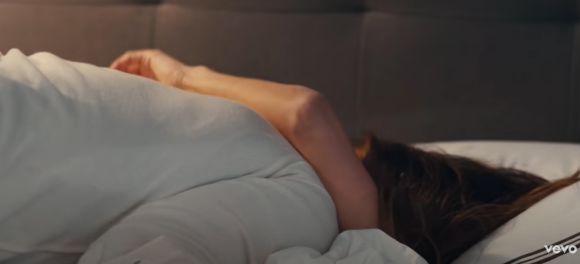 Ben Affleck fait une apparition dans le dernier clip de J-LO "Marry Me", Youtube.