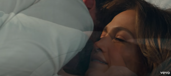 Ben Affleck fait une apparition dans le dernier clip de J-LO "Marry Me", Youtube.