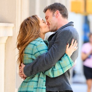 Jennifer Lopez et son compagnon Ben Affleck se sont arrêtés pour s'embrasser lors d'une balade en amoureux à New York. 