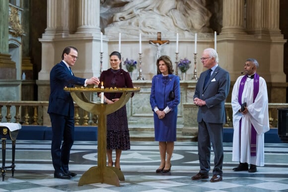 Le roi Carl XVI Gustav et la reine Silvia de Suède, La princesse Victoria et le prince Daniel de Suède prient pour la paix à l'Eglise du Palais royal à Stockholm, le 10 mars 2022.