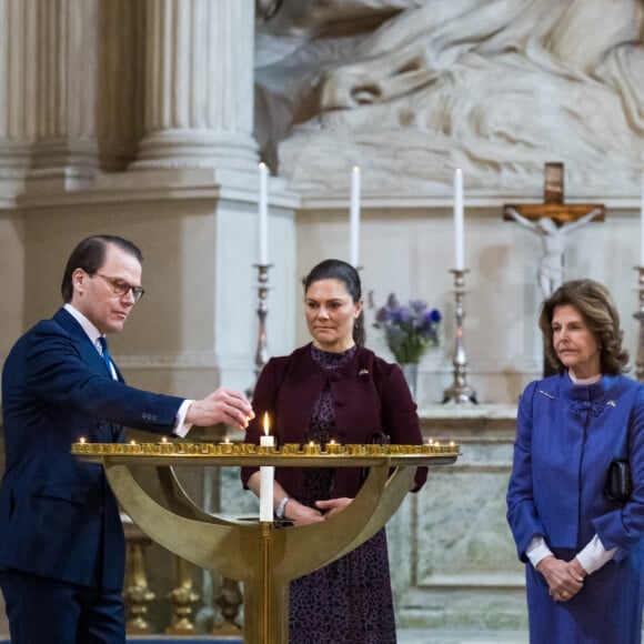 Le roi Carl XVI Gustav et la reine Silvia de Suède, La princesse Victoria et le prince Daniel de Suède prient pour la paix à l'Eglise du Palais royal à Stockholm, le 10 mars 2022.