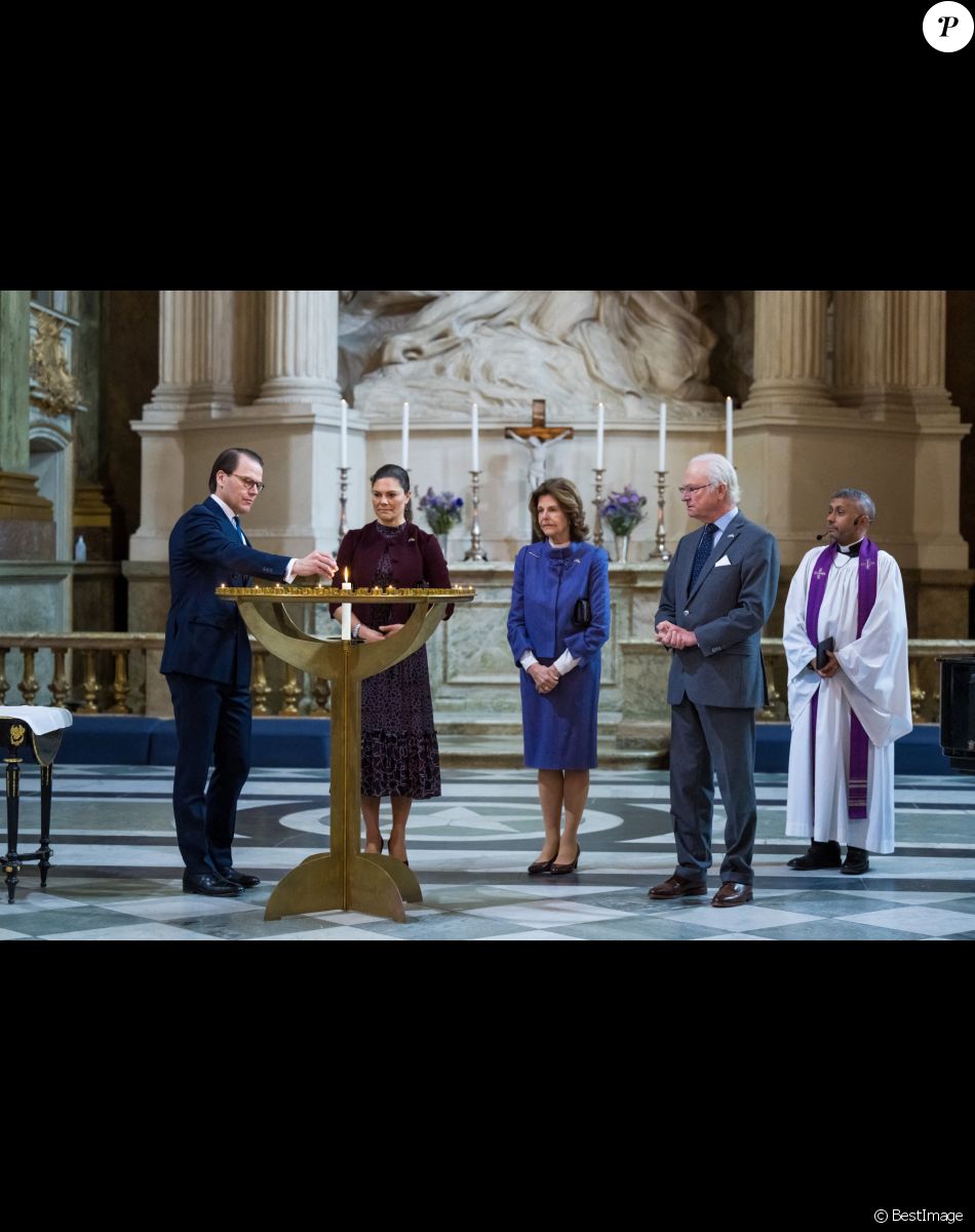 Le roi Carl XVI Gustav et la reine Silvia de Suède, La princesse Victoria et le prince Daniel de Suède prient pour la paix à l'Eglise du Palais royal à Stockholm, le 10 mars 2022.