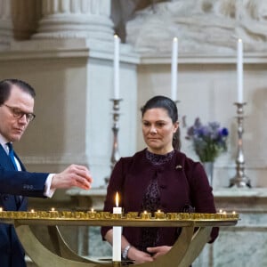 Le roi Carl XVI Gustav et la reine Silvia de Suède, La princesse Victoria et le prince Daniel de Suède prient pour la paix à l'Eglise du Palais royal à Stockholm, le 10 mars 2022.