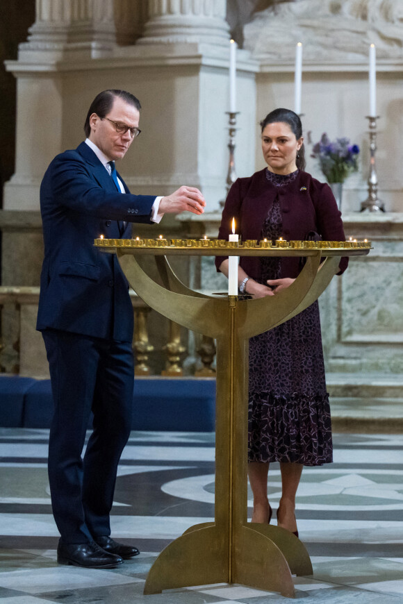 Le roi Carl XVI Gustav et la reine Silvia de Suède, La princesse Victoria et le prince Daniel de Suède prient pour la paix à l'Eglise du Palais royal à Stockholm, le 10 mars 2022.