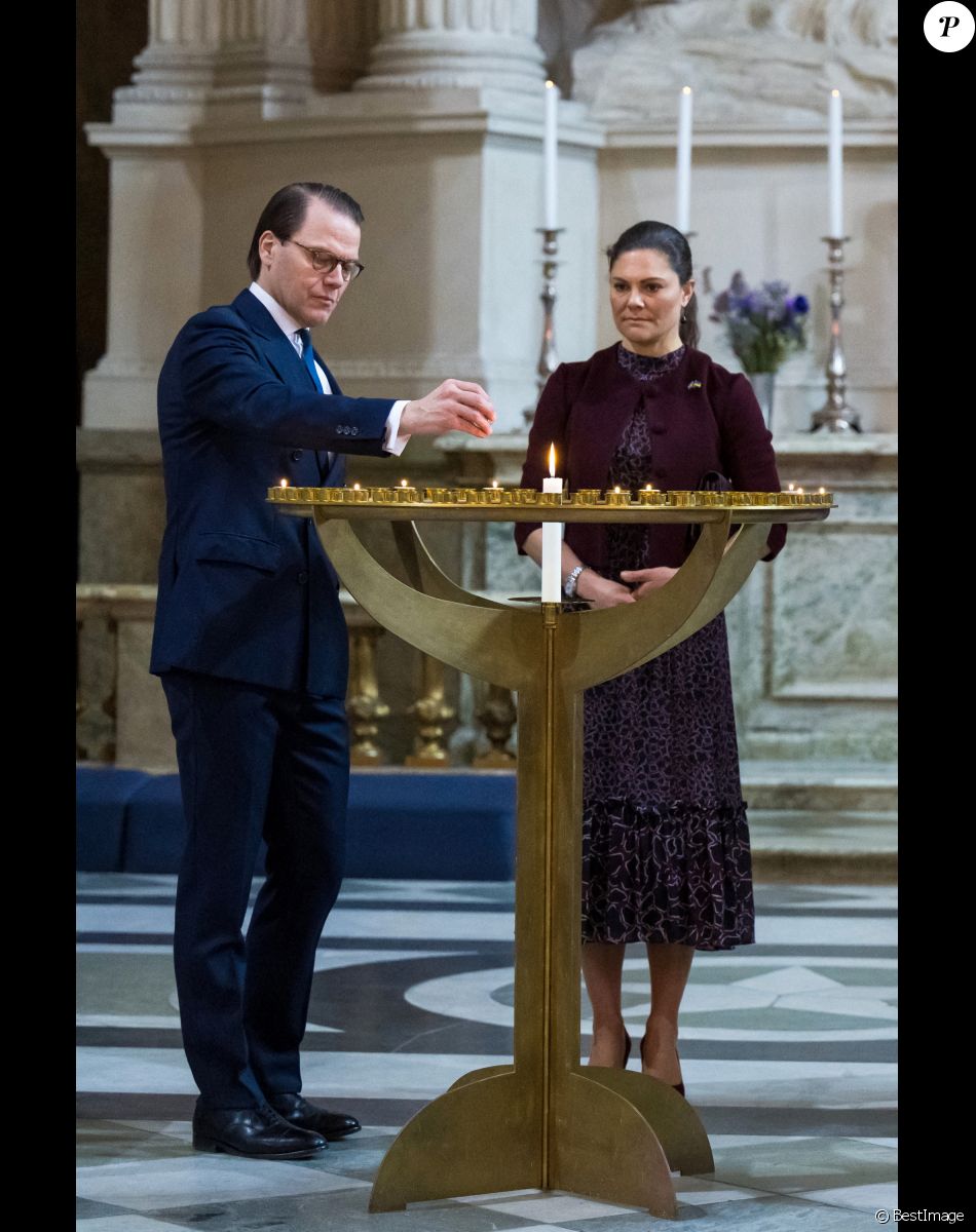 Le roi Carl XVI Gustav et la reine Silvia de Suède, La princesse Victoria et le prince Daniel de Suède prient pour la paix à l'Eglise du Palais royal à Stockholm, le 10 mars 2022.