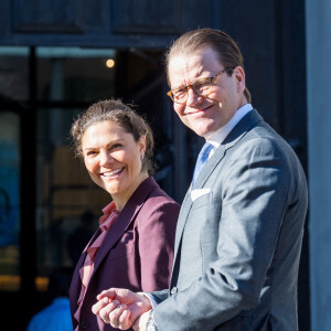 La princesse Victoria de Suède et le prince Daniel visitent une école de commerce à Stockholm le 9 mars 2022