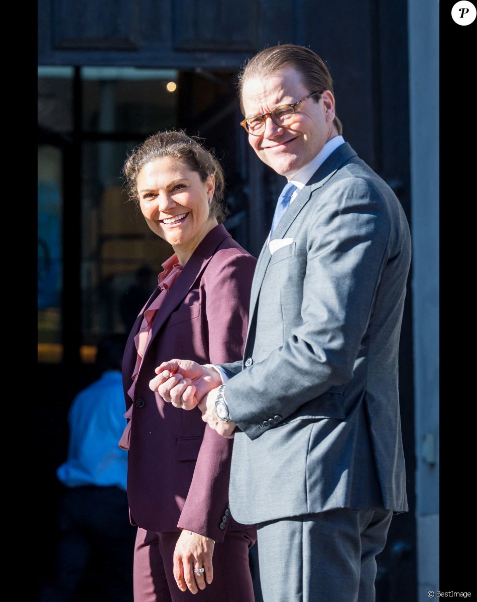 La princesse Victoria de Suède et le prince Daniel visitent une école de commerce à Stockholm le 9 mars 2022