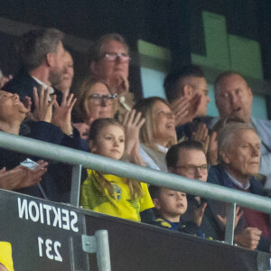 Le prince Daniel de Suède, la princeese Victoria et leurs enfants la princesse Estelle et le prince Oscar lors du match de football Suède Vs Kosovo (3-0) à Stockholm dans le cadre des éliminatoires pour la coupe du monde de football 2022