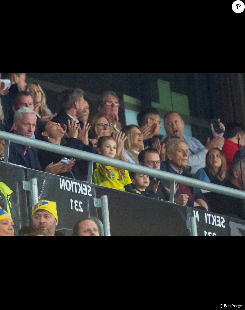 Le prince Daniel de Suède, la princeese Victoria et leurs enfants la princesse Estelle et le prince Oscar lors du match de football Suède Vs Kosovo (3-0) à Stockholm dans le cadre des éliminatoires pour la coupe du monde de football 2022
