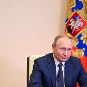 Le président russe Vladimir Poutine participe à une cérémonie pour hisser un drapeau national russe à bord du ferry du maréchal Rokossovsky via une liaison vidéo depuis la résidence de Novo-Ogaryovo à Moscou, Russie, le 4 mars 2022. © Andrei Gorshkov/Tass/Bestimage 