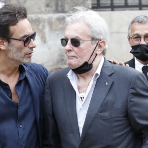 Alain Delon et son fils Anthony - Obsèques de Jean-Paul Belmondo en l'église Saint-Germain-des-Prés, à Paris le 10 septembre 2021. © Cyril Moreau / Bestimage 