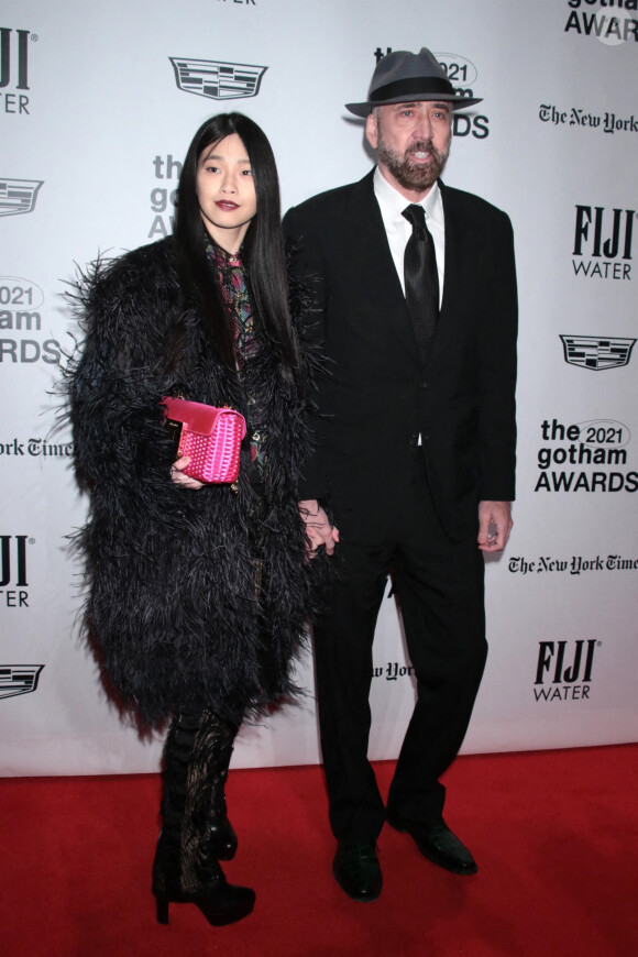 Nicolas Cage et sa femme Riko au photocall de la soirée de remise de prix Gotham Awards à New York le 29 novembre 2021. 