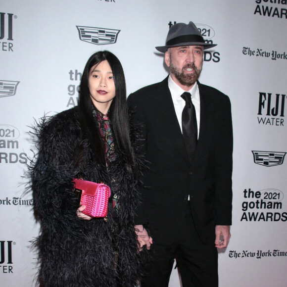 Nicolas Cage et sa femme Riko au photocall de la soirée de remise de prix Gotham Awards à New York le 29 novembre 2021. 