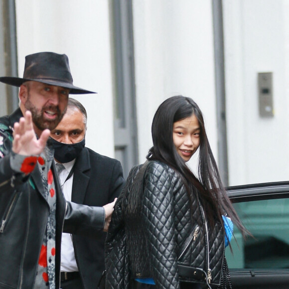 Nicolas Cage et sa femme Riko Shibata font du shopping à New York, le 28 novembre 2021.